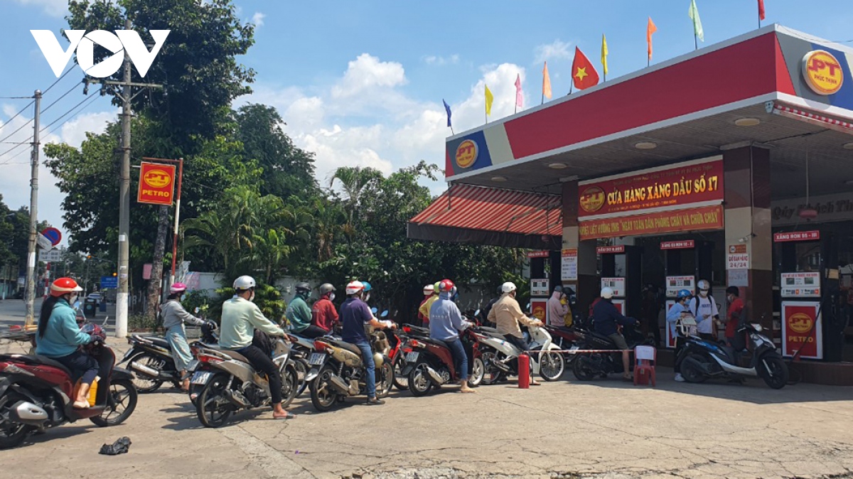 Người dân ở Bình Dương, Bình Phước khổ sở đi mua xăng